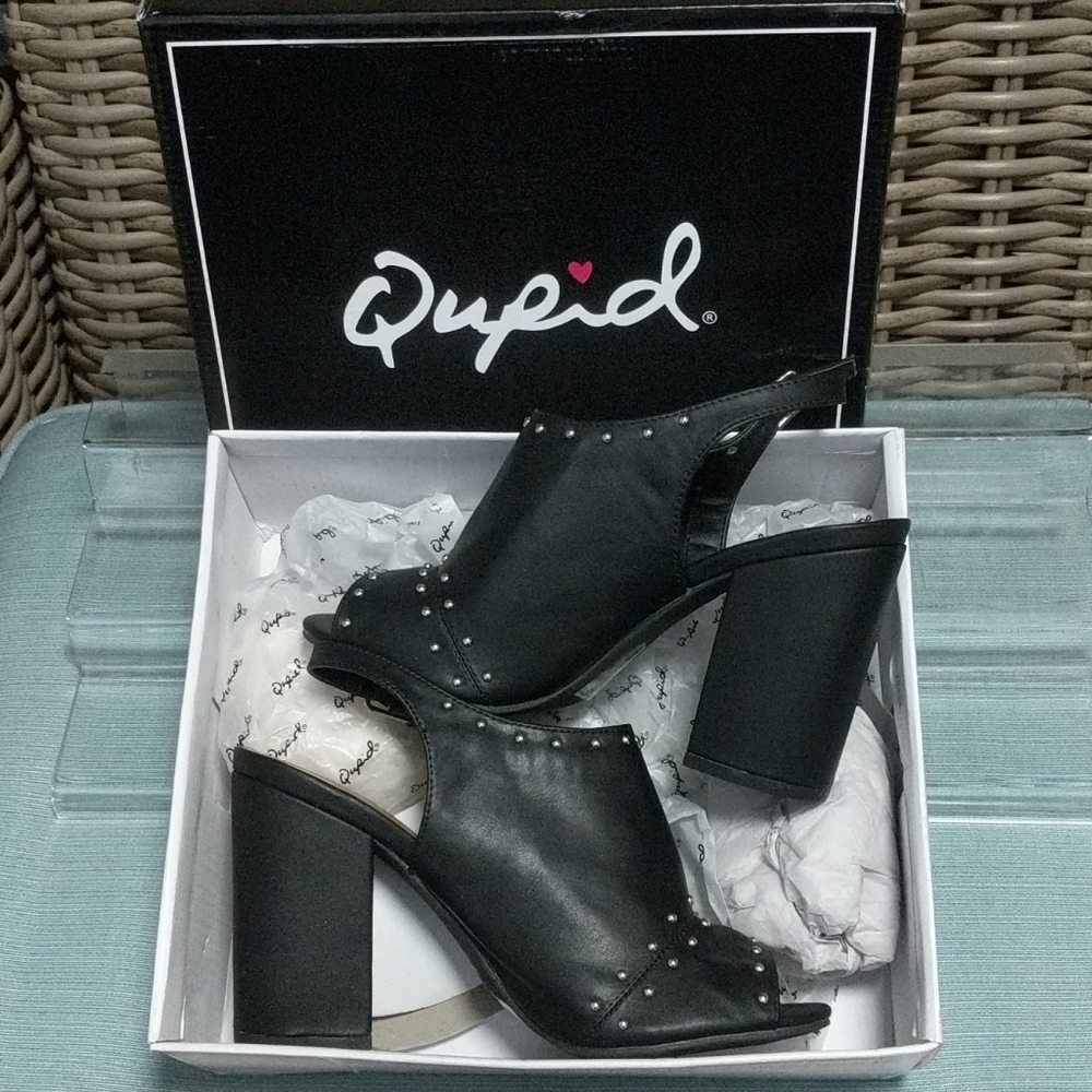 NFSD52023 Qupid Lake Stud Embellished Peep Toe Heels Sz 8.5